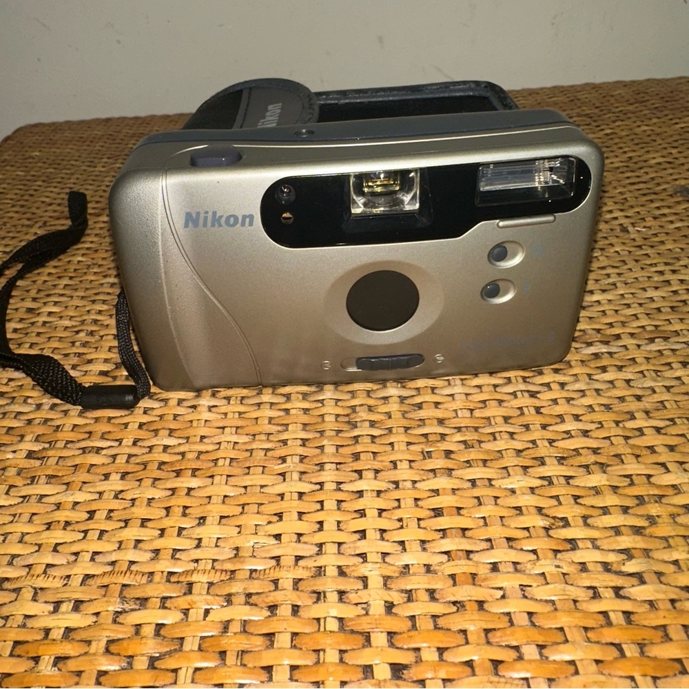 Vintage Nikon Nice Touch 4 29mm Silver Point and Shoot Strap Case Untested